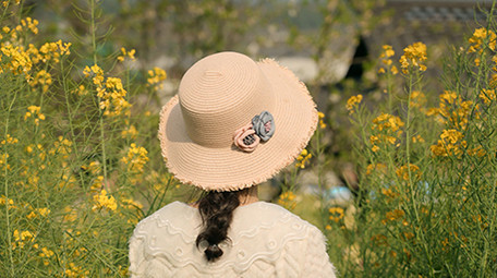 4k升格美女行走在花海背影唯美意境写意