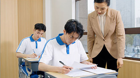 4k学校课堂上老师给学生指导讲解题目