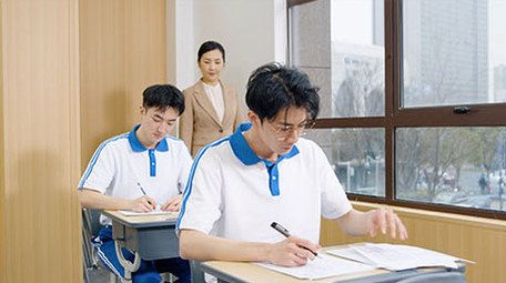 4k学校课堂上老师给学生指导讲解题目