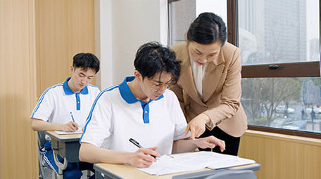 4k学校课堂上老师给学生指导讲解题目