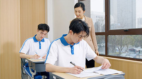 4k学校课堂上老师给学生指导讲解题目