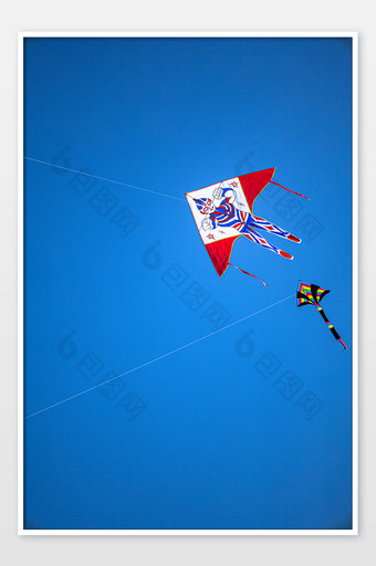 六一儿童的活动，风筝在蔚蓝的天空飞翔图片