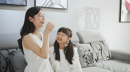 4K实拍女儿给妈妈送一杯水