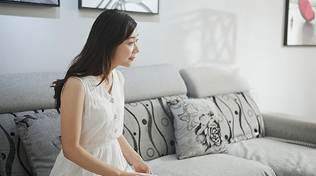 4K实拍女儿给妈妈送一杯水