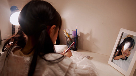 4K实拍小朋友晚上做作业