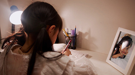 4K实拍小朋友晚上做作业