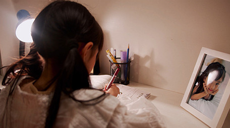 4K实拍小朋友晚上做作业