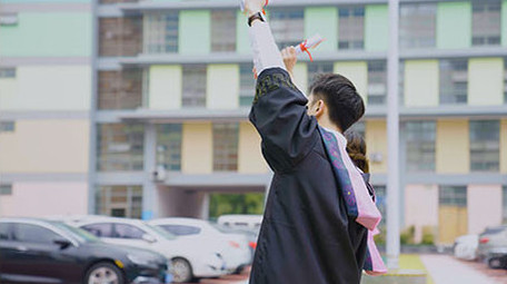 4k大学生毕业挥手欢呼实拍