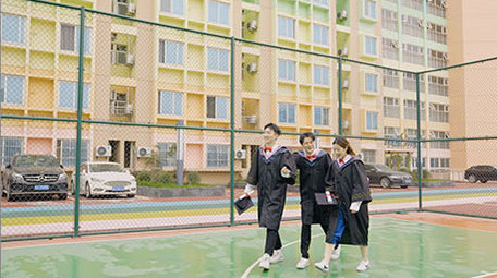 4k校园内大学生有说有笑走路实拍