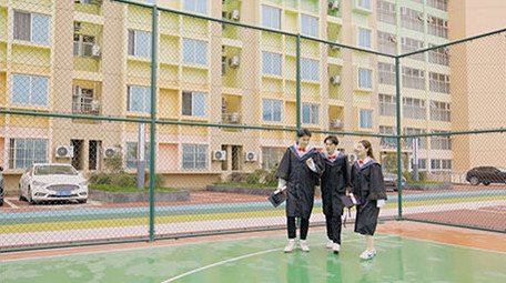 4k校园内大学生有说有笑走路实拍