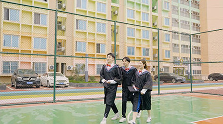 4k校园内大学生有说有笑走路实拍