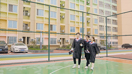 4k校园内大学生有说有笑走路实拍