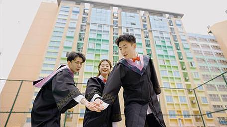 4k大学毕业生搭手挥手欢呼实拍