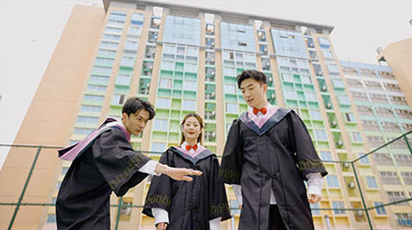 4k大学毕业生搭手挥手欢呼实拍