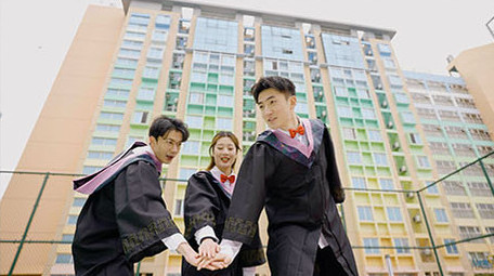 4k大学毕业生搭手挥手欢呼实拍