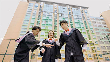 4k大学毕业生搭手挥手欢呼实拍