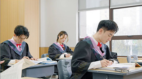 教室里认真看书学习做题的大学生实拍