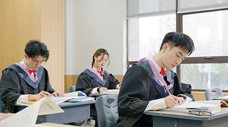 教室里认真看书学习做题的大学生实拍