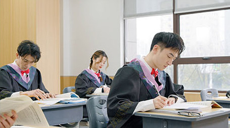 教室里认真看书学习做题的大学生实拍