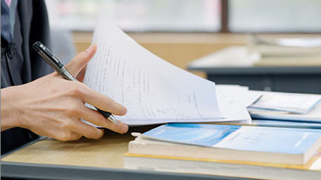 学生做试卷答题写字特写实拍