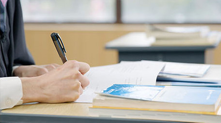 学生做试卷答题写字特写实拍