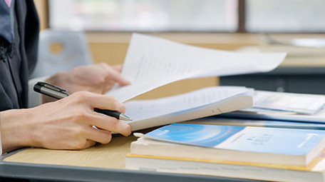 学生做试卷答题写字特写实拍