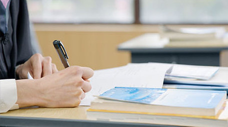 学生做试卷答题写字特写实拍