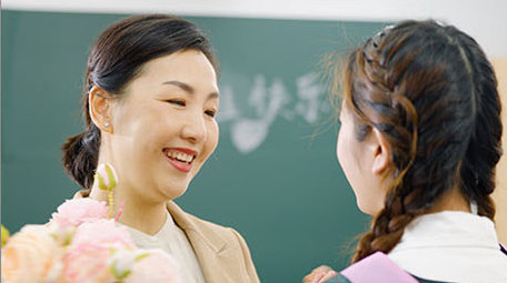 大学老师和学生热情拥抱实拍