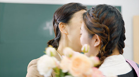 大学老师和学生热情拥抱实拍