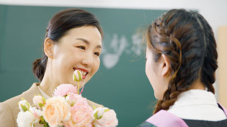 大学老师和学生热情拥抱实拍