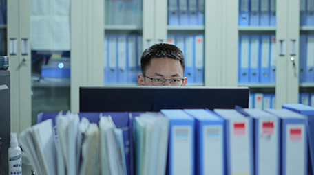 4k普通职员工作日常办公打字忙碌实拍