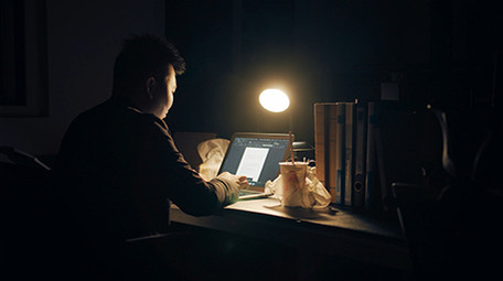 4K实拍青年深夜加班工作视频素材