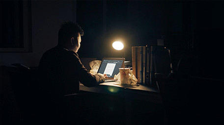 4K实拍青年深夜加班工作视频素材