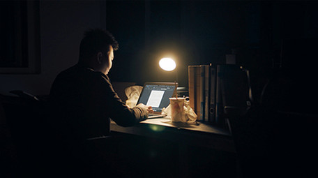 4K实拍青年深夜加班工作视频素材