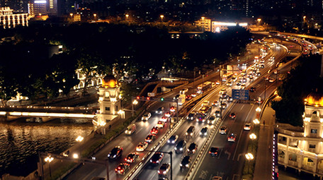 4k航拍城市大桥晚高峰车流交通缓慢行驶