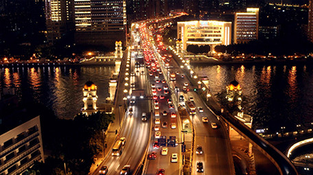 4k航拍城市大桥晚高峰车流交通缓慢行驶