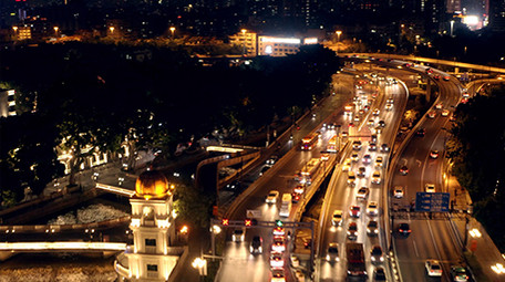 4k航拍城市大桥晚高峰车流交通缓慢行驶