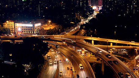 4k航拍城市大桥晚高峰车流交通缓慢行驶