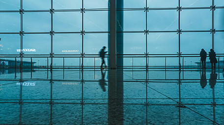 4k商务风机场匆忙行走的人流延时