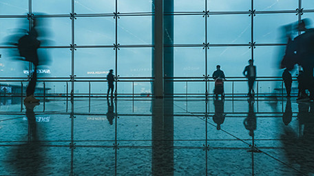 4k商务风机场匆忙行走的人流延时