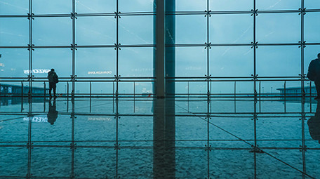 4k商务风机场匆忙行走的人流延时