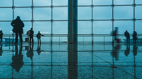 4k商务风机场匆忙行走的人流延时