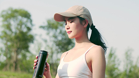 4K实拍女子在阳光下喝水视频素材