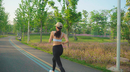 4K实拍阳光下女子在马路上跑步视频素材