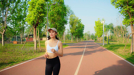 4K实拍阳光下女子跑步视频素材