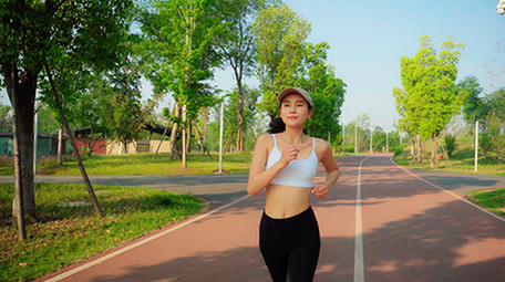 4K实拍阳光下女子跑步视频素材