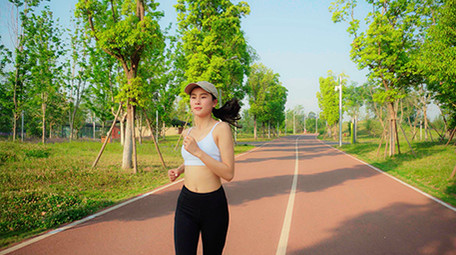 4K实拍阳光下女子跑步视频素材