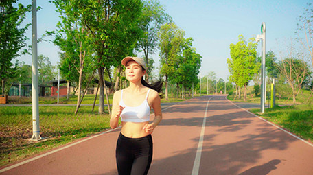 4K实拍阳光下女子跑步视频素材
