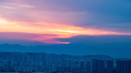 4k城市清晨黎明日出阳光云层延时