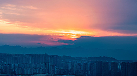 4k城市清晨黎明日出阳光云层延时